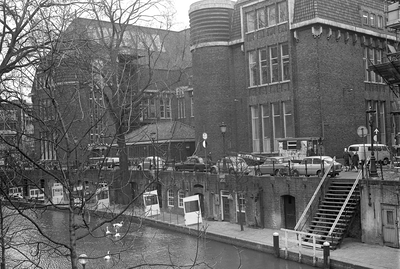 810947 Gezicht op de aan de Oudegracht gelegen achterzijde van het Hoofdpostkantoor (Neude 11) te Utrecht.